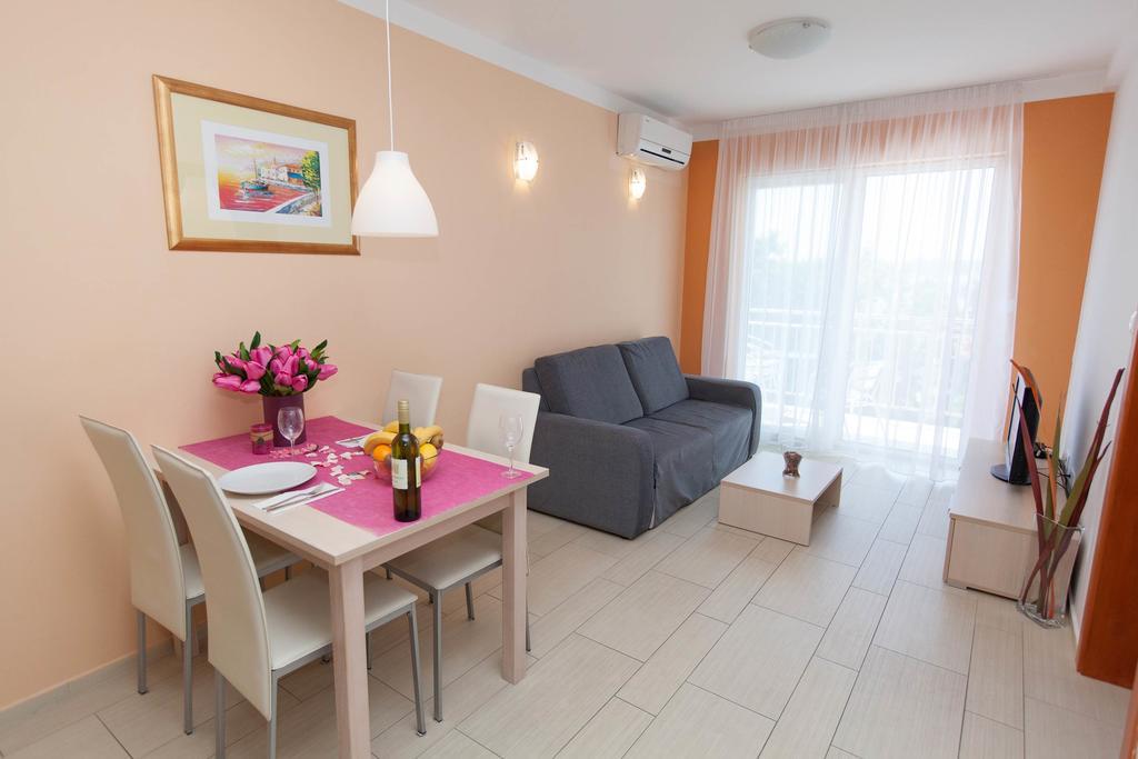 Apartments Ines Selce Exterior foto